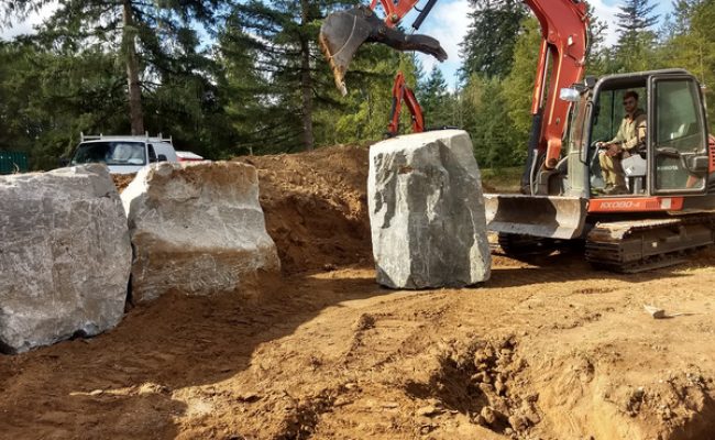 excavator-lifting-rocks